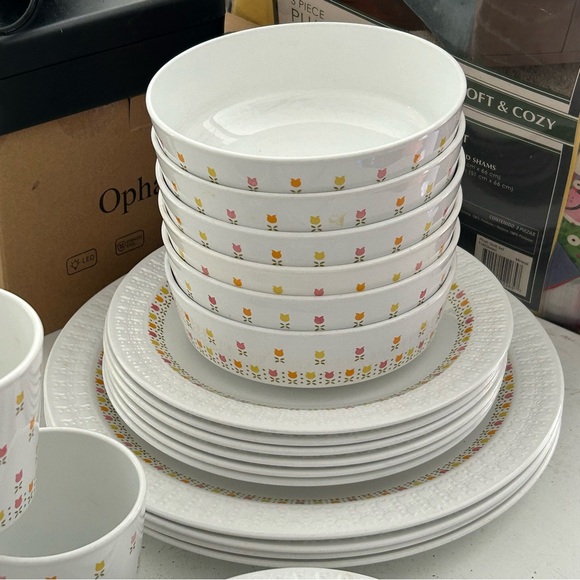 Centura April Tulips Dinnerware - Picture 2 of 6